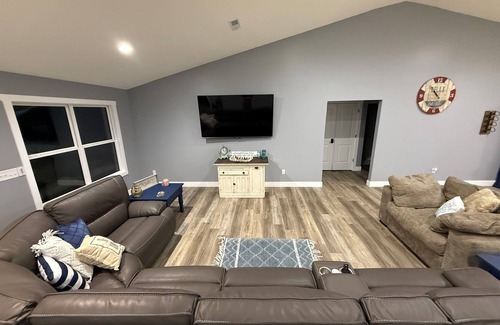 Cadiz House | “Home On The Hill"nnThis new vacation rental will not disappoint! Lake front!