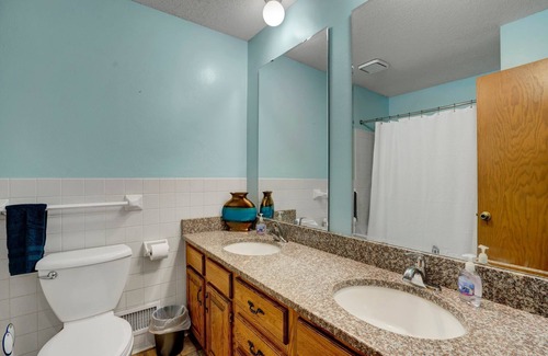 Woodbury House | Home on the lake,, 10 min to downtown Saint Paul, 3 miles of paved trail access