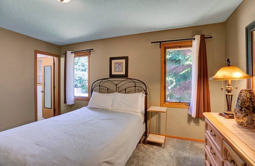 Woodbury House | Home on the lake,, 10 min to downtown Saint Paul, 3 miles of paved trail access