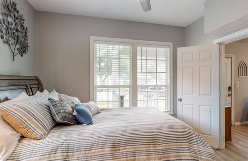 Texas City House | Home short drive to Texas City Dike, Galveston Island, Kemah Boardwalk & NASA