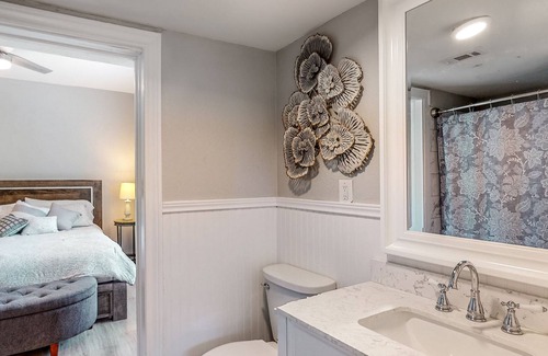Texas City House | Home short drive to Texas City Dike, Galveston Island, Kemah Boardwalk & NASA