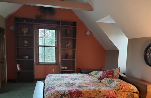 Lancaster House | Home Sleeps 12- Sits on 5.24 acres with restaurants & stores within 3 minutes.