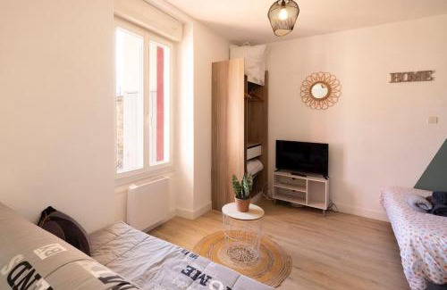 Montlucon Apartment | Home Studio - Tout équipé - proche Centre- Terrasse