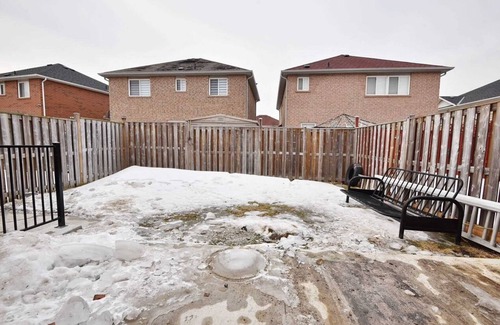 Brampton House | Home Sweet Home + Free Parking & WiFi
