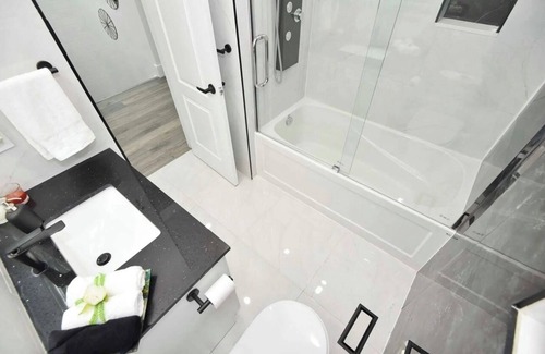 Brampton House | Home Sweet Home + Free Parking & WiFi