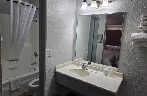 Chalco Hotel | Home-Towne Lodge