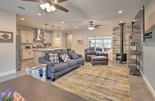 Hemphill House | Home w/Screened Porch - Near Toledo Bend Lake!