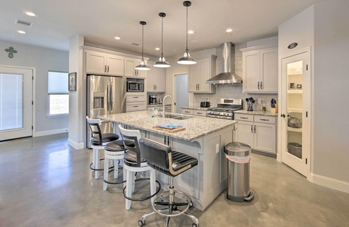 Hemphill House | Home w/Screened Porch - Near Toledo Bend Lake!