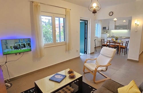 Cove Makarac (Milna) House | Home with garden, terrace and bike/boat storage, 30m from beach & great cafe bar
