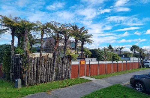 Rotorua House | Home with spa, sauna, garden in prime location