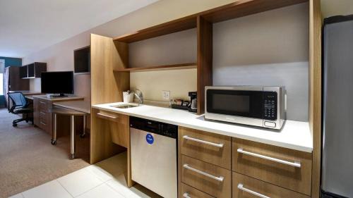 Wichita Hotel | Home2 Suites Wichita Downtown Delano, Ks