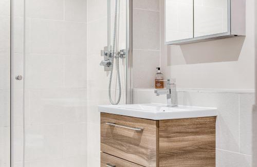 Runnymede Apartment | Homely 2 beds apt up to 5 Guests-Wifi by Tent Serviced Apartments