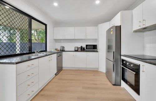Carindale House | Homely 3-Bed Townhouse with Pool & Gym Access