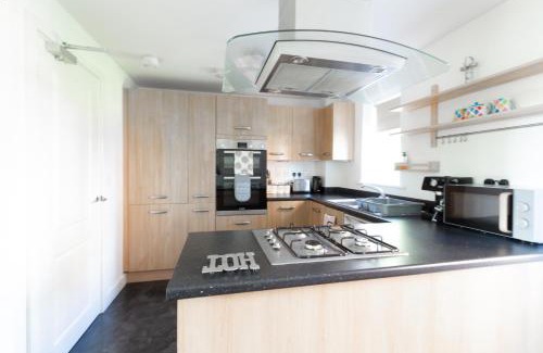 Stoke-on-Trent Apartment | Homely 4BD Townhouse - Next to Hanley Park