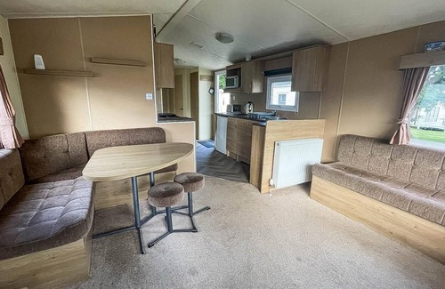 Clacton-on-Sea House | Homely 8 berth caravan on a great holiday park, ref 46695V
