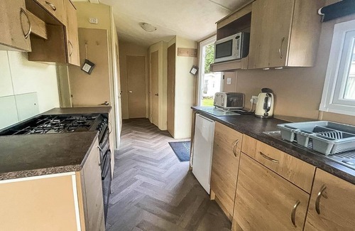 Clacton-on-Sea House | Homely 8 berth caravan on a great holiday park, ref 46695V