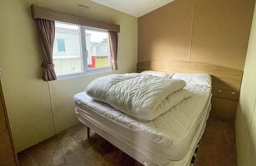 Clacton-on-Sea House | Homely 8 berth caravan on a great holiday park, ref 46695V