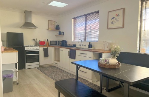 Cooloongup House | Homely Cosy Family Getaway, 5 Mins to Beach