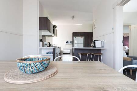 Newstead House | Homely Cottage: Near the City Wifi & Parking