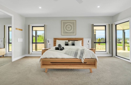 Mansfield House | Homely - Luxury Lakefront accommodation