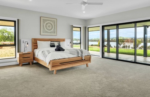 Mansfield House | Homely - Luxury Lakefront accommodation
