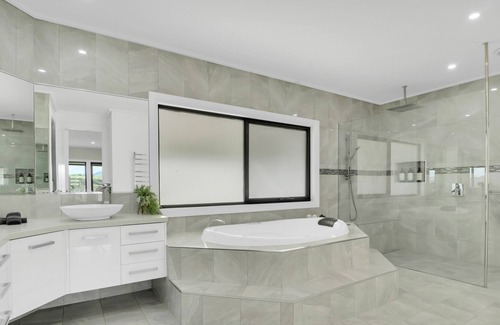 Mansfield House | Homely - Luxury Lakefront accommodation
