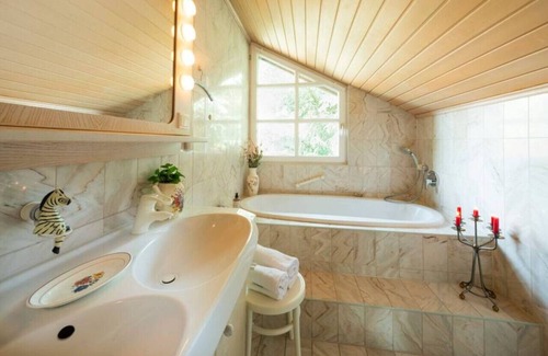 Ammerland Apartment | Homely Stay in a romantic lodging with sauna & gym
