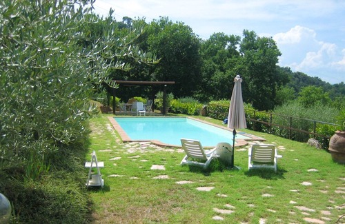 Torgiano Apartment | Homerez - Appartement for 5 ppl. with shared pool and terrace at Torgiano