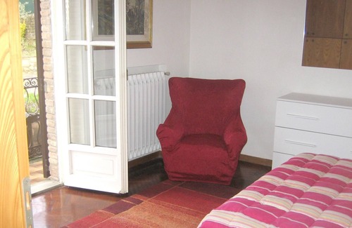 Torgiano Apartment | Homerez - Appartement for 5 ppl. with shared pool and terrace at Torgiano