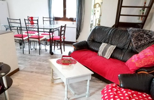 Villeneuve d'Aveyron Apartment | Homerez - Appartement for 6 ppl. with garden, terrace and balcony at Villeneuve