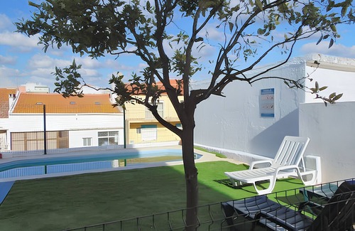 Corroios Apartment | Homerez - Bright apartment in Almada with shared pool