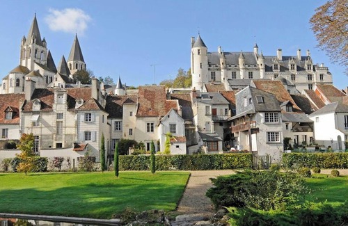 Loches House | Homerez - Comfortable House in Loches + Spacious Garden