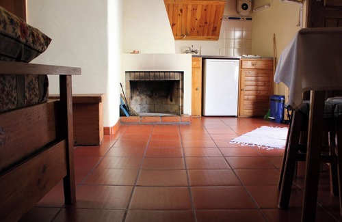 Seia Apartment | Homerez - Cosy Apartment in Seia with Fireplace - 25 m²
