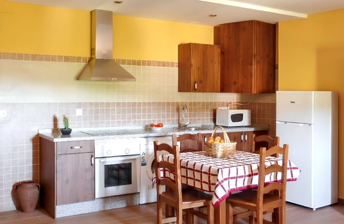 Villamiel House | Homerez - Cozy house in Villamiel with mountain view