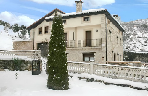 Puente-Arenas House | Homerez - Spacious House with Mountain Views