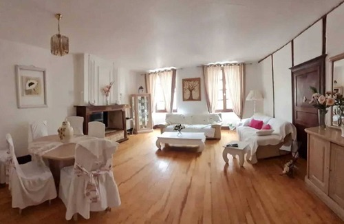 Montcuq House | Homerez - House in Montcuq-en-Quercy.