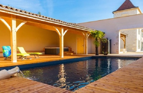 Eymet House | Homerez - House for 8 ppl. with shared pool, jacuzzi and terrace at Eymet