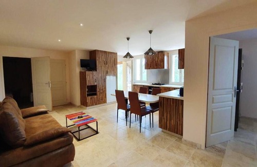 Puy-l'Eveque House | Homerez - House for 4 ppl. with shared pool, terrace and balcony at Puy-l'Évêque