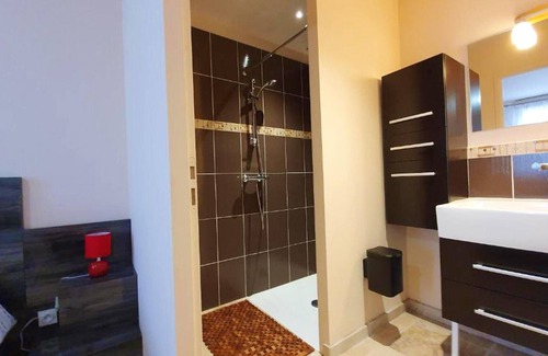 Puy-l'Eveque House | Homerez - House for 4 ppl. with shared pool, terrace and balcony at Puy-l'Évêque