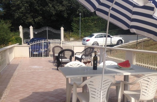 Montelabbate House | Homerez - House for 3 ppl. with shared pool, sea view and garden at Montelabbate