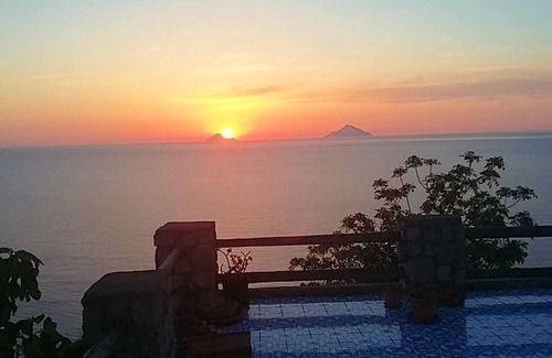 Vulcano Porto House | Homerez - House With access to the pool