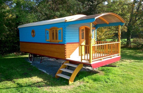 Saint-Pardoux House | Homerez - Nice bungalow for 4 ppl. with shared pool and garden at Saint-Pardoux