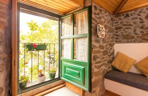 Canadelo House | Homerez - Nice house for 3 ppl. with terrace at Amarante