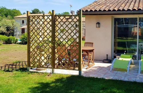 Bussac-Foret House | Homerez - Nice house for 3 ppl. with shared pool at Bussac-Forêt