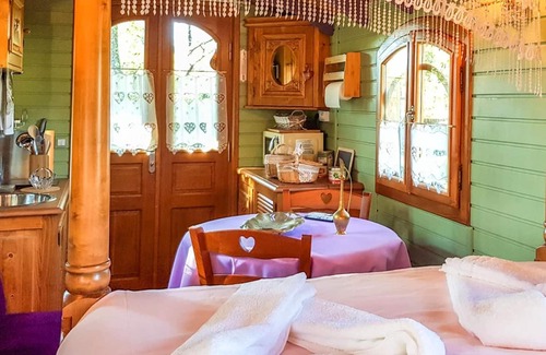 Bussac-Foret House | Homerez - Nice property for 2 ppl. with shared pool at Bussac-Forêt