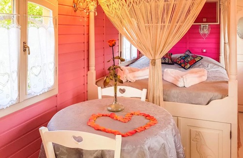 Bussac-Foret House | Homerez - Nice property for 2 ppl. with shared pool and garden at Bussac-Forêt