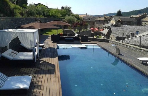 Boltana House | Homerez - Romantic retreat with jacuzzi in Boltaña