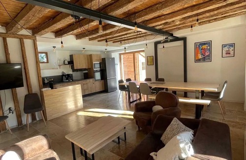 Guchen House | Homerez - Spacious House in Guchen with Garden and Barbecue