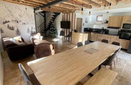 Guchen House | Homerez - Spacious House in Guchen with Garden and Barbecue