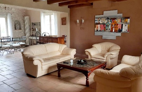 Albi House | Homerez - Spacious house with terrace and balcony
